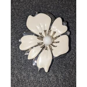 Sarah Coventry Pin/Brooch Summer Magic White Silver Tone Vintage